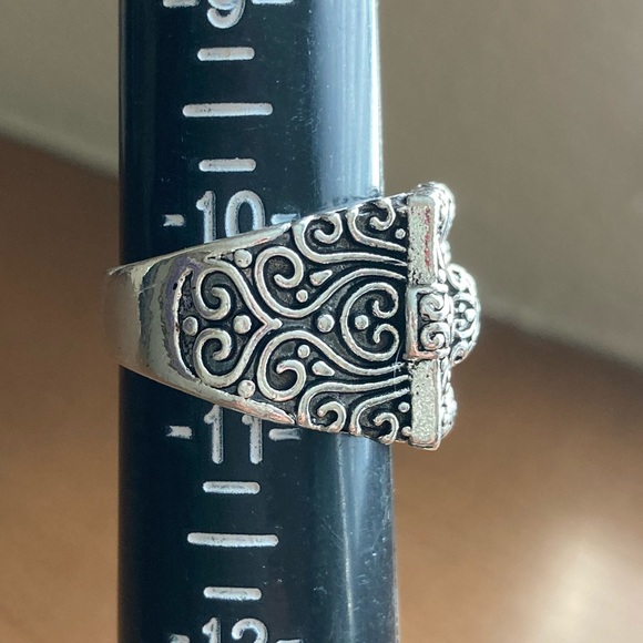 Vintage Style Embossed Floral Ring - Picture 6 of 6